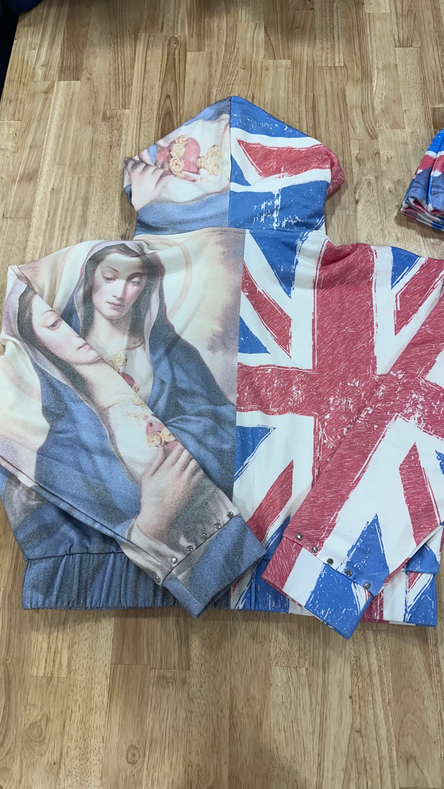 “ UK SAINT MARY “ ZIP CROPPED HOODIE